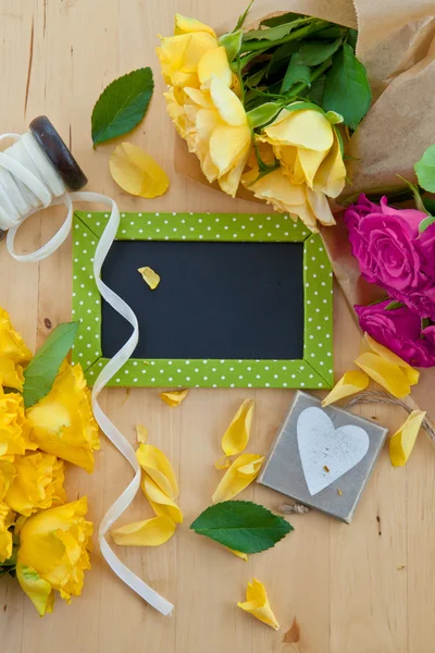 Colorful roses and a little blackboard — Stock Photo, Image