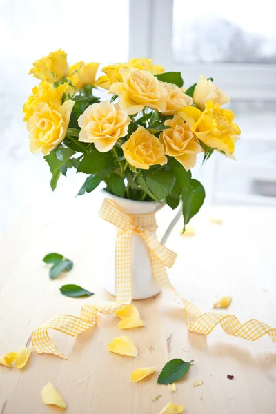 Fresh yellow roses — Stock Photo, Image