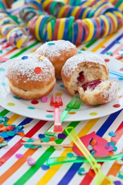 taze beignets renkli plaka üzerinde