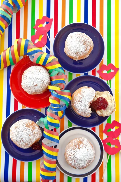 Verse beignets op kleurrijke platen — Stockfoto