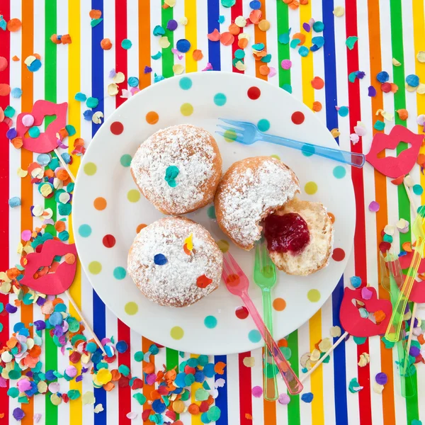 Čerstvý beignets na barevné desky — Stock fotografie