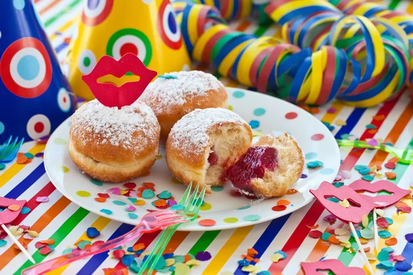 Verse beignets op kleurrijke plaat — Stockfoto