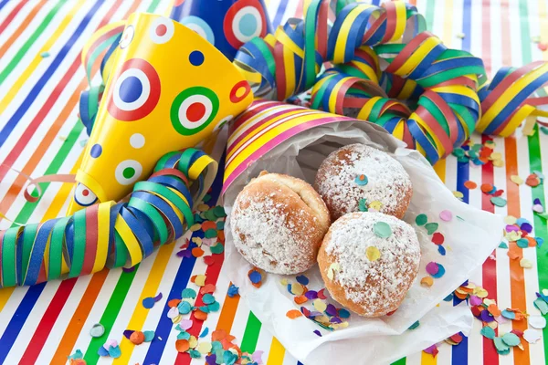 Donuts frescos em saco listrado — Fotografia de Stock