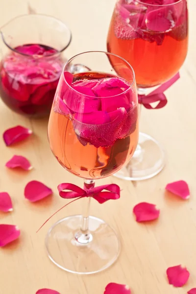 Cocktail com pétalas de rosa — Fotografia de Stock