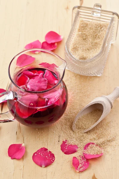 Sirup mit Rosenblüten — Stockfoto