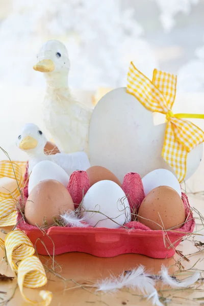 Schachtel mit Eiern und Osterdeko — Stockfoto