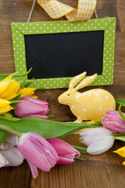 küçük Paskalya tavşanı ve renkli Lale