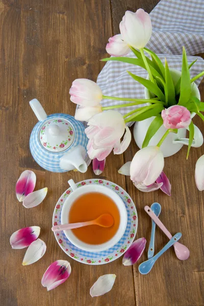 Çay ve taze laleler — Stok fotoğraf