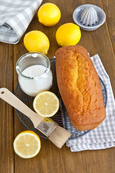 Homemade cake with lemon frosting — Stock Photo, Image