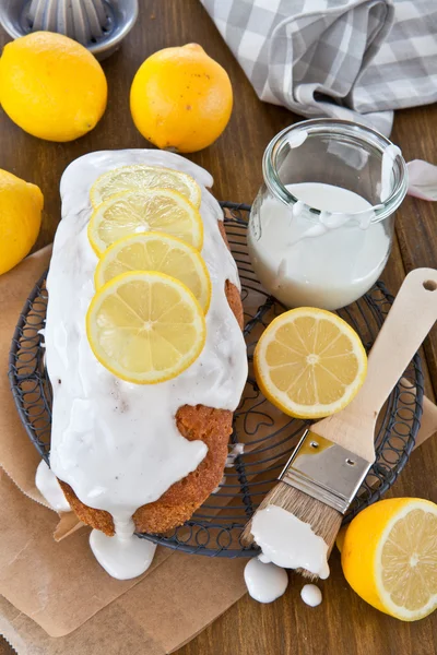 Homemade cake with lemon frosting — Stock Photo, Image