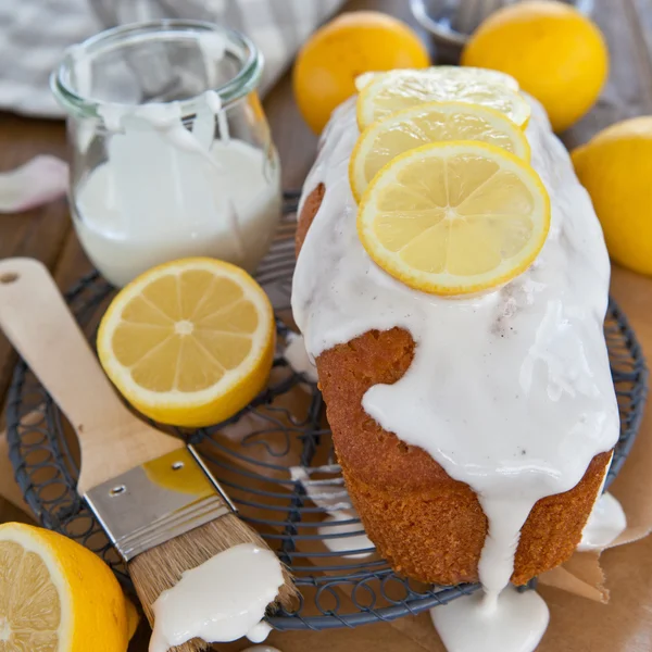 レモンフロスティングと自家製ケーキ — ストック写真