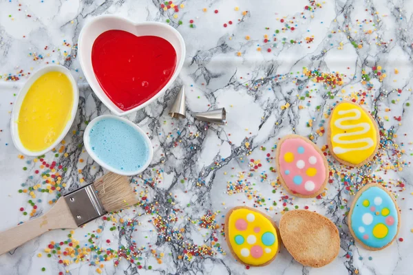 Kleurrijke cookies op de marmeren plaat — Stockfoto