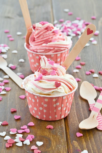 Yogurt congelato con cuori da zucchero — Foto Stock