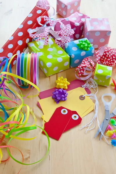 Coloridas cajas de regalo envueltas en papel punteado —  Fotos de Stock