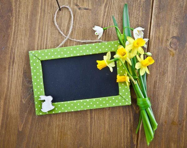 Küçük kara tahta ve bahar çiçekleri — Stok fotoğraf