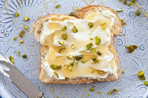 Brioche con queso crema y miel —  Fotos de Stock