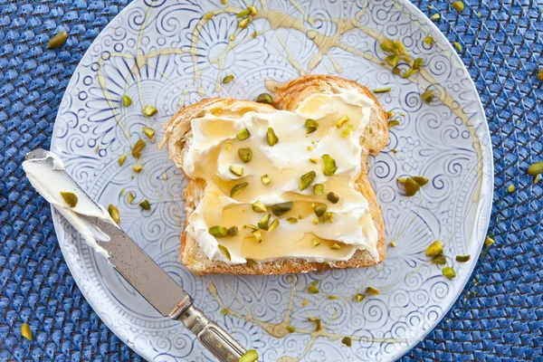 Brioche met roomkaas en honing — Stockfoto