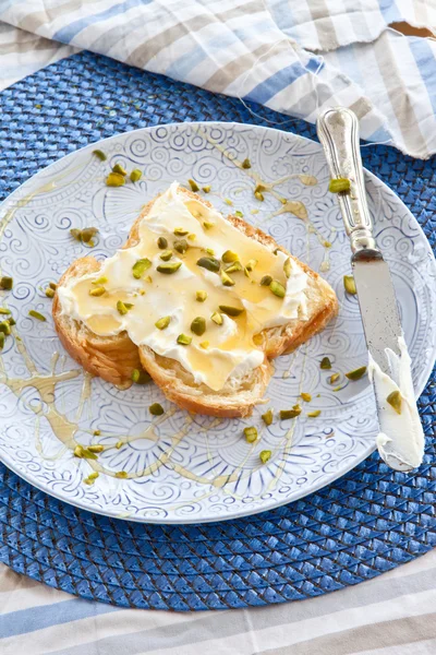 Brioche con queso crema y miel —  Fotos de Stock