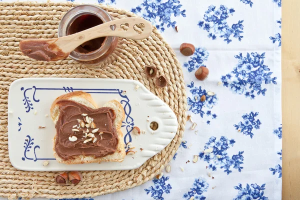 Brioche avec tartinade au chocolat maison — Photo