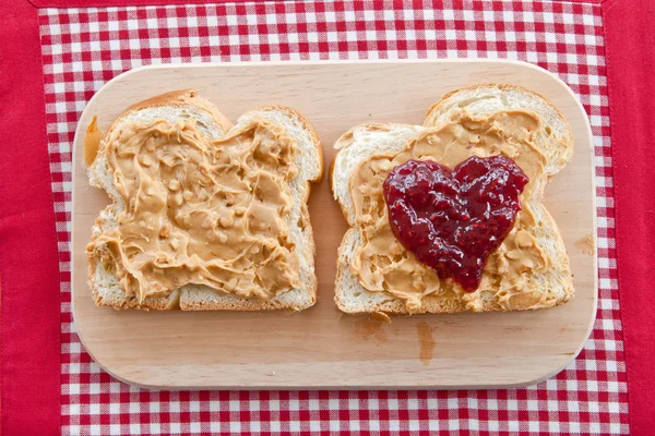 Brioche com manteiga de amendoim — Fotografia de Stock