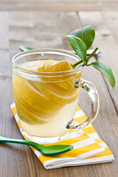 Τσάι παρασκευάζεται από φρέσκο λεμόνι — Φωτογραφία Αρχείου
