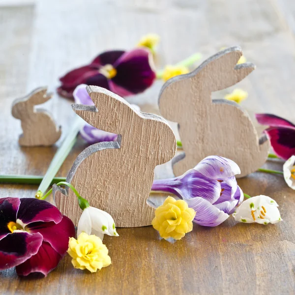 Flores de primavera sobre fondo rústico de madera — Foto de Stock