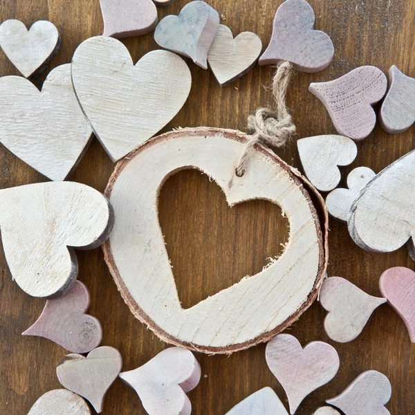 Fondo de madera con corazones — Foto de Stock