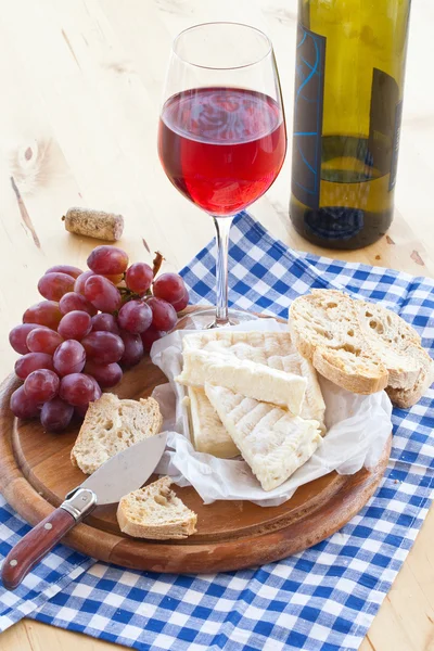 Vinho, queijo e pão — Fotografia de Stock