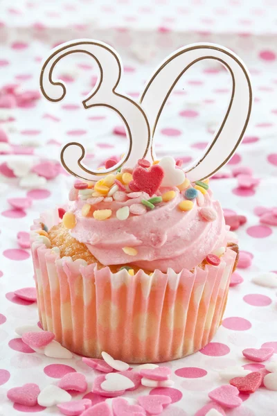 Kleine cupcake met roze glazuur — Stockfoto