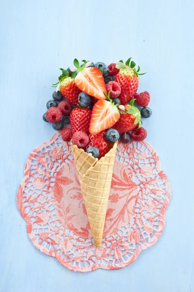 Cono gelato con frutta — Foto Stock