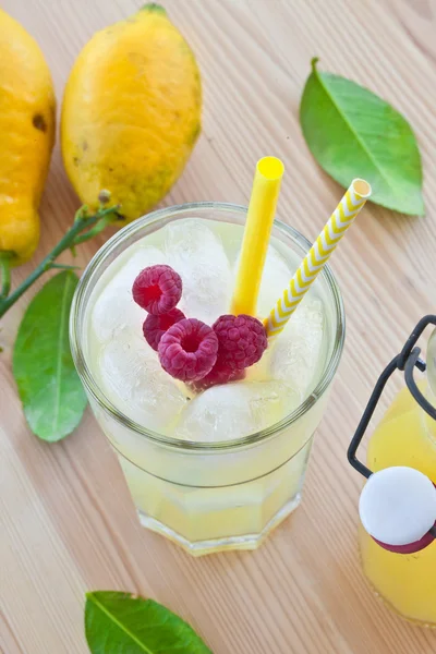 Koude limonade met verse citroenen — Stockfoto