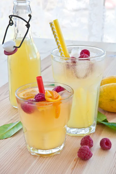 Limonata fredda con limoni freschi — Foto Stock