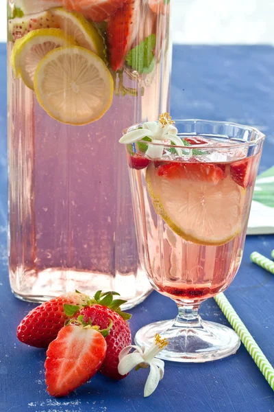 Homemade Lemonade with strawberries — Stock Photo, Image