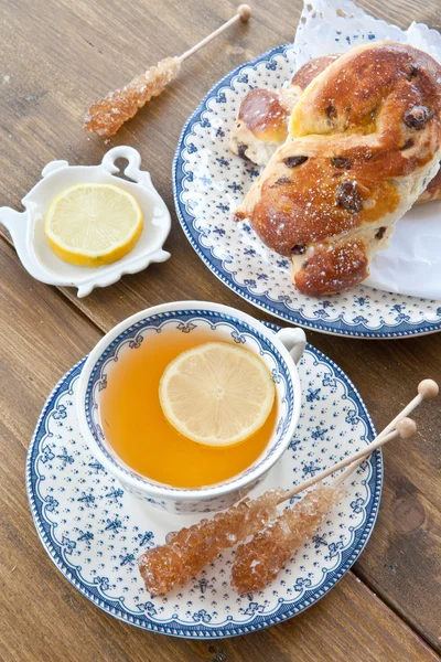 Cup of tea with slice of lemon — Stock Photo, Image