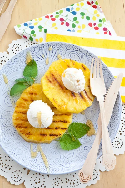 Piña a la parrilla con helado —  Fotos de Stock