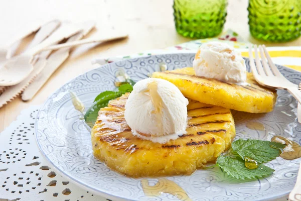 Piña a la parrilla con helado — Foto de Stock