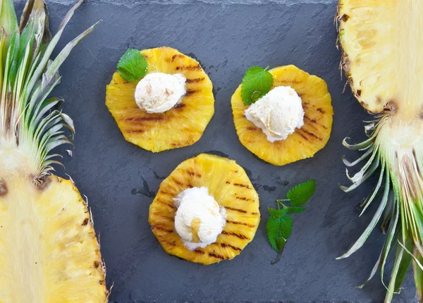 Piña a la parrilla con helado —  Fotos de Stock