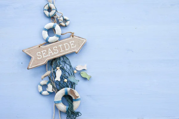 Deniz kenarına bir tabela ile mavi arka plan — Stok fotoğraf