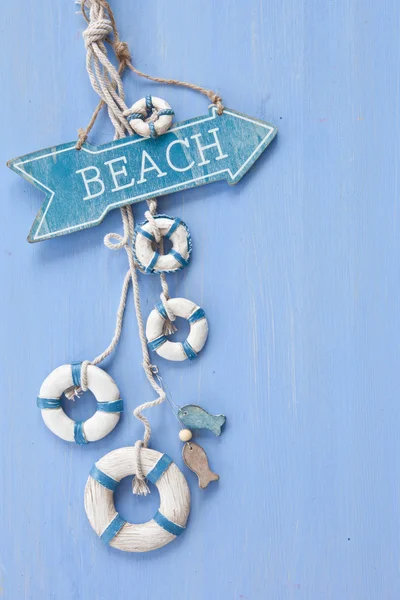 Fond bleu avec un panneau indiquant la plage — Photo