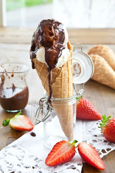 Helado en cono de gofre — Foto de Stock