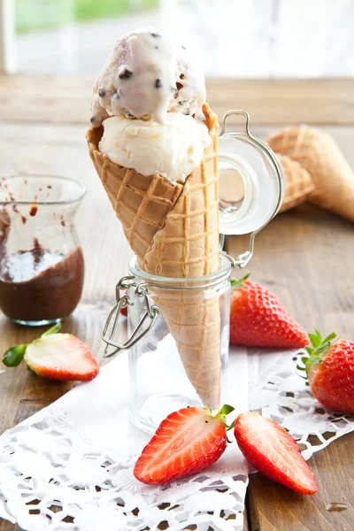 Helado en cono de gofre —  Fotos de Stock