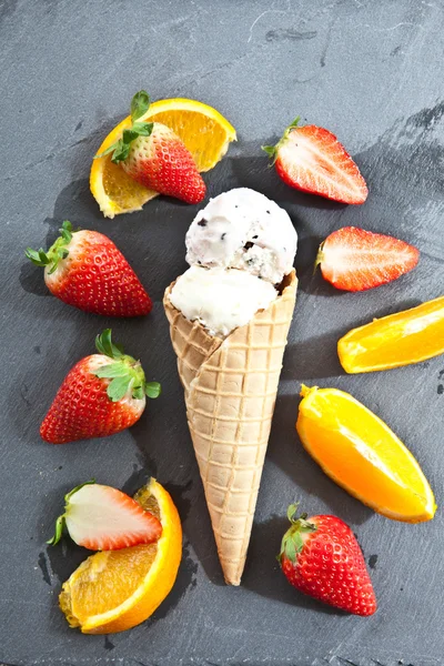 Helado en cono de gofre — Foto de Stock