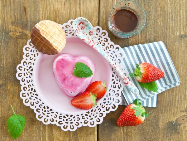 Ice cream in a heart shape — Stock Photo, Image