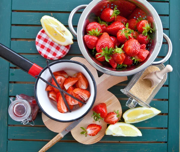 Mermelada de cocina con fresas frescas —  Fotos de Stock