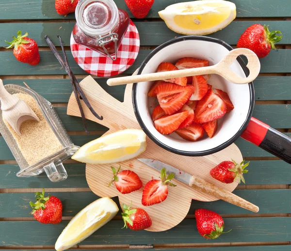 Cooking jam with fresh strawberries — Stock Photo, Image