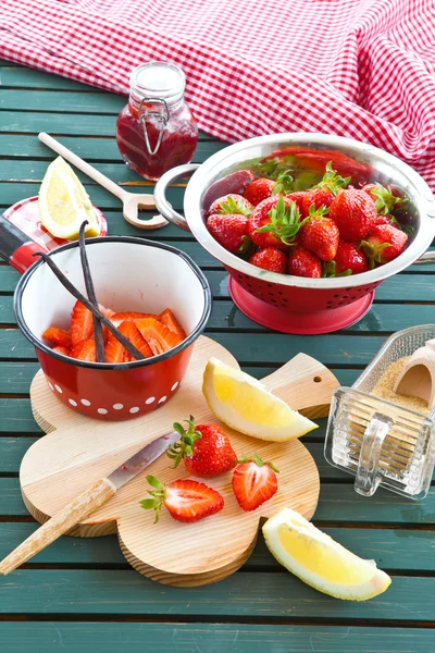 Cooking jam with fresh strawberries — Stock Photo, Image