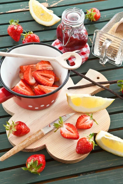 Cooking jam with fresh strawberries — Stock Photo, Image