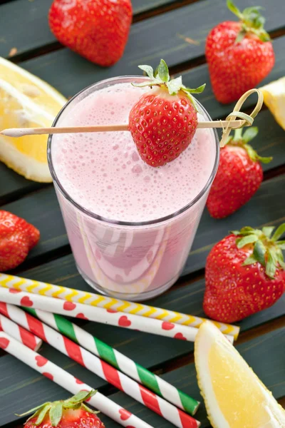 Milk shake with fresh strawberries — Stock Photo, Image