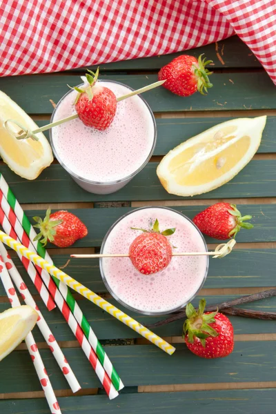 Milk shake med färska jordgubbar — Stockfoto