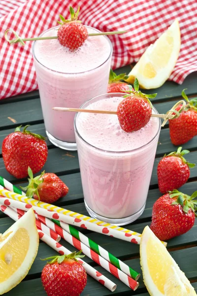 Milk shake with fresh strawberries — Stock Photo, Image